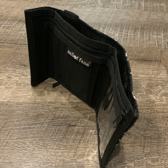 NWOT Skull & Cross Bones Tri-fold Wallet Purse with Chain Nylon/Velcro Closure - Picture 8 of 11